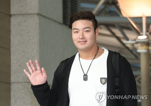 박병호가 개인훈련과 팀 스프링캠프 참가를 위해 지난해 2월 2일 오전 인천공항을 통해 출국하고 있다. <연합뉴스>